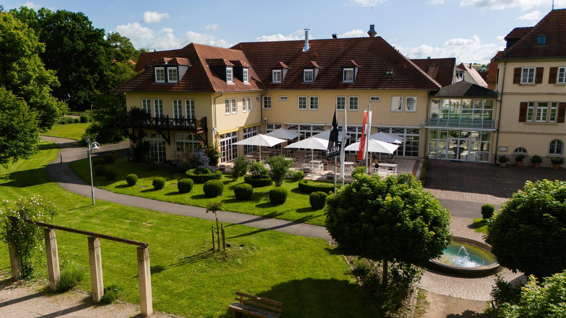 Schloss Neckarbischofsheim von oben mit Park, Brunnen und Hotelgebäude