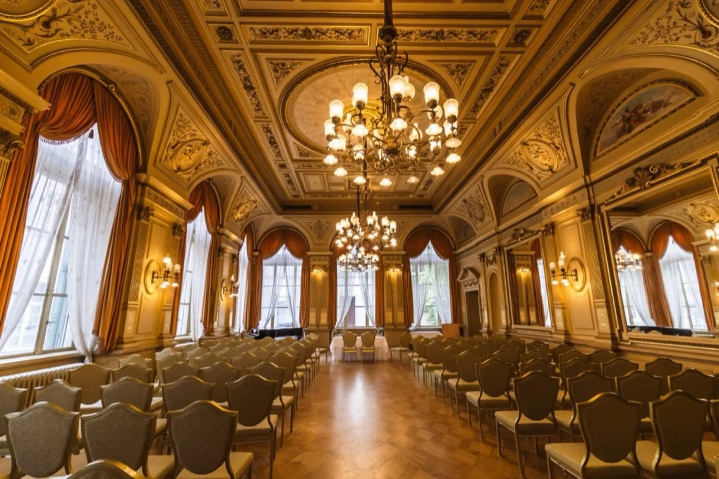 Der Spiegelsaal im Palais Prinz Carl mit Kronleuchtern, Stuckdecke und bestuhlten Reihen