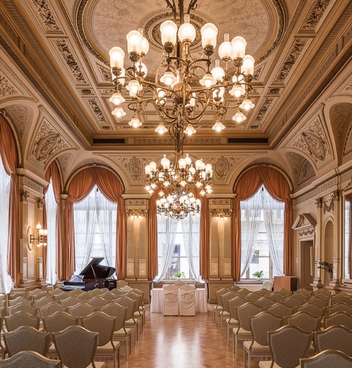 Kronleuchter und Stuckdecke über dem Parkett des Spiegelsaals im Palais Prinz Carl